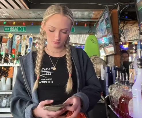 Dobila bakšiš od 800 evra pa otkrila šta se krije iza velikodušnosti mušterije: “Stariji muškarci vole kad…” (VIDEO)
