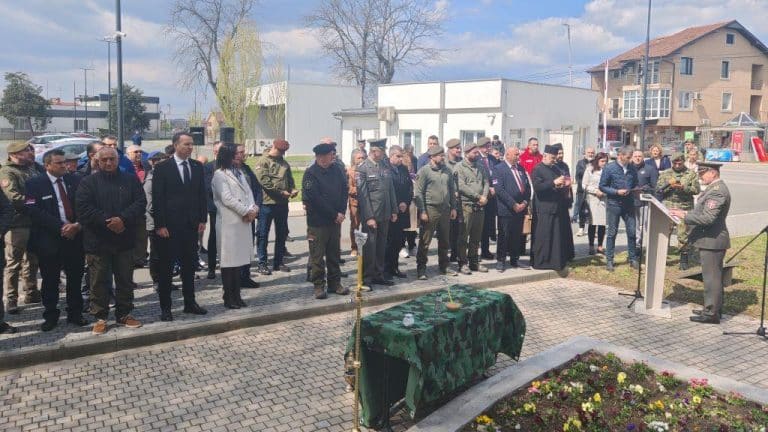 POČAST HEROJIMA ODBRANE KOSOVA I METOHIJE 1999. GODINE Kruševac obležio 26. godišnjicu početka Bitke na Košarama (FOTO)