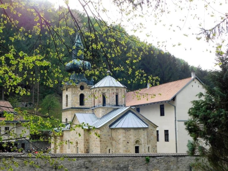 VERNICI LIJU SVEĆE KOJE NE PLAČU Jedinstven običaj u Manastiru Tronoša (FOTO)