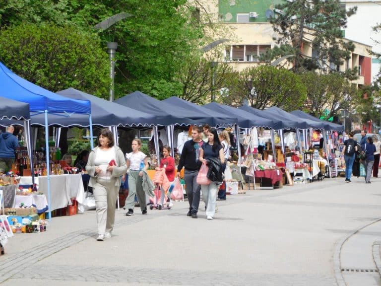 OTVOREN ETNO-BAZAR “U SUSRET VASKRSU” U znaku vaskršnjih jaja i dobrih dela: 50-ak izlagača nudi idealne poklone za predstojeći praznik (FOTO)