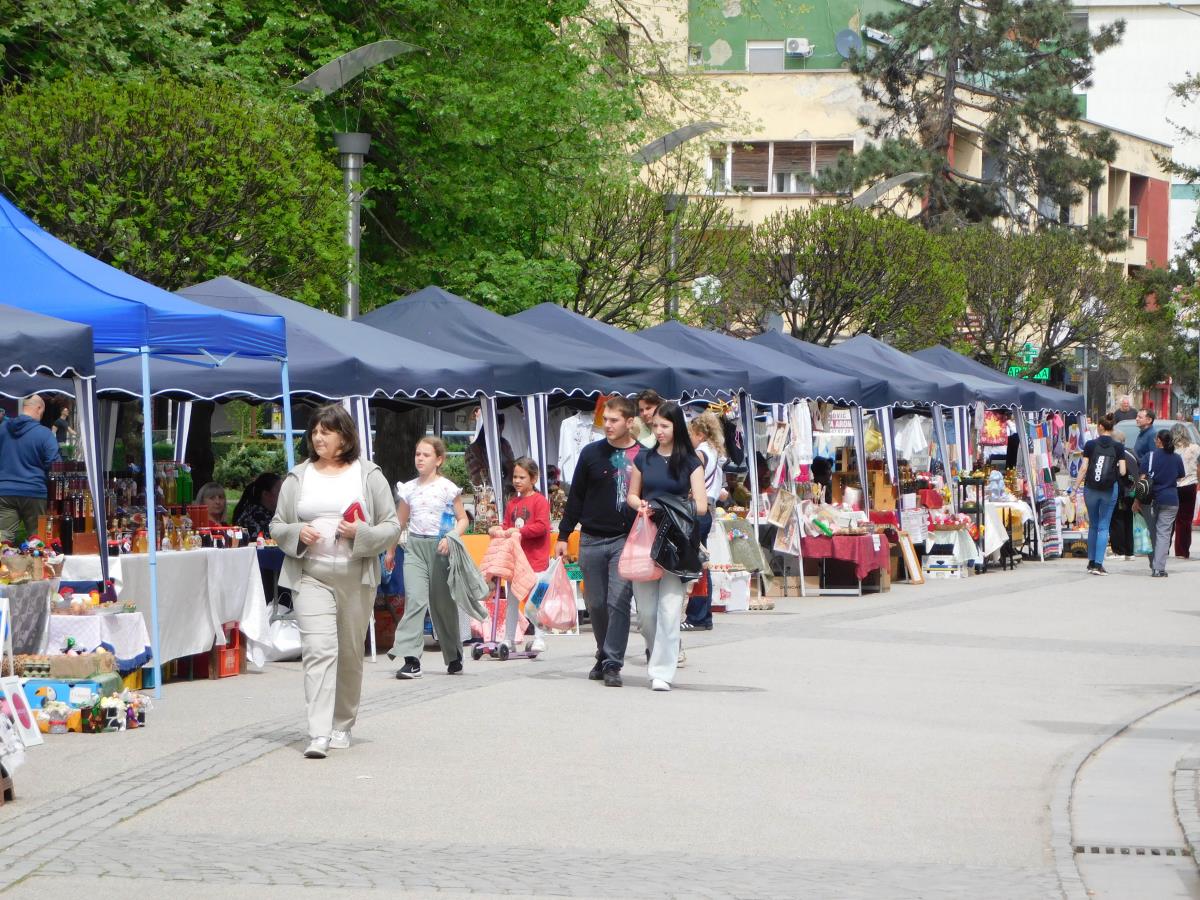 OTVOREN ETNO-BAZAR “U SUSRET VASKRSU” U znaku vaskršnjih jaja i dobrih dela: 50-ak izlagača nudi idealne poklone za predstojeći praznik (FOTO)