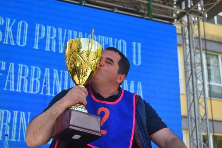 FINALE 35. SVETSKOG PRVENSTVA U TUCANJU FARBANIM KOKOŠIJIM JAJIMA: Stevano jaje jače od Dušanovog, u Mokrinu od Prodanovih boljih nema