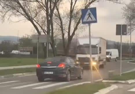 ŽENA (30) BEZ DOZVOLE VOZILA U KONTRASMERU! Policija u Kragujevcu je brzo pronašla i privela – pogledajte kako je ugrozila druge učesnike u saobraćaju (VIDEO)