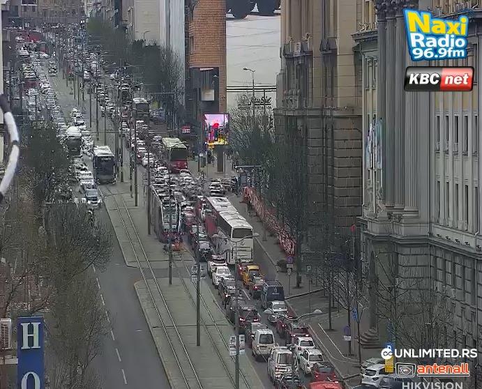 SAOBRAĆAJNI KOLAPS U BEOGRADU, GUŽVE NA SVE STRANE! Vozila mile po putu, a na ovom mestu je najzakrčenije – tramvaji na ovom potezu stoje! (FOTO)