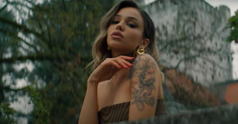 “GDE SI POŠLA BEZ GAĆA?” Pevačica objavila vrelu fotku i svi gledaju u njenu intimu, zbog jednog detalja pljušte komentari (FOTO)