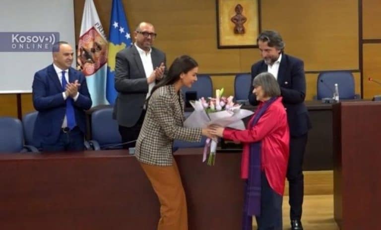 SLIČAN SE SLIČNOM RADUJE Gradonačelnik Prištine uručio Ključ Grada Nataši Kandić za celokupno antisrpsko delovanje: “Počastvovana sam” (VIDEO)