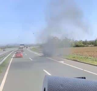 BUKTINJA NA AUTO-PUTU “MILOŠ VELIKI” Gusti, crni dim vidljiv sa velike daljine, “citroen” planuo u vožnji! (VIDEO)