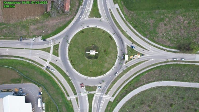 DOKLE VIŠE?  Njih 200-ak iživljava se nad celim Kragujevcem?! Pod blokadom drže kružni tok, narod ne može da ide svojim poslom (FOTO)