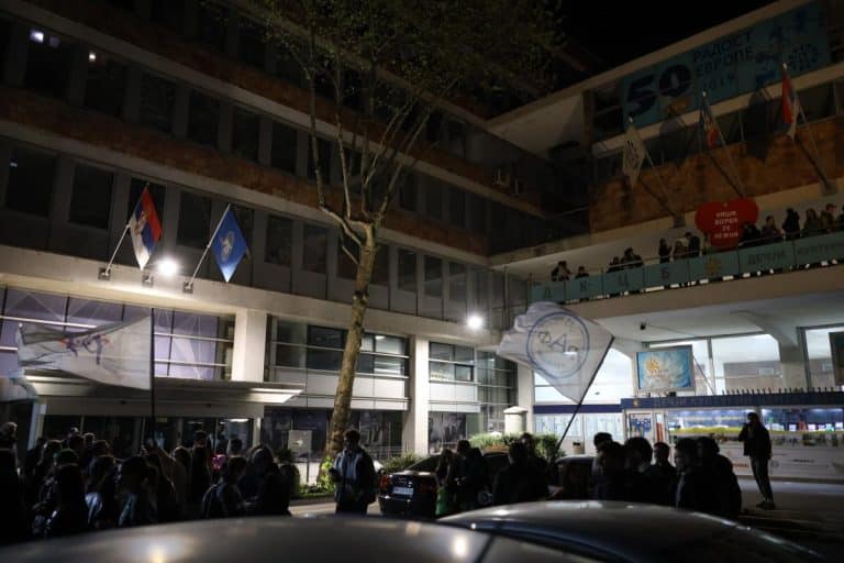 BLOKADA RTS Studenti blokaderi protestovali ispred zgrade javnog servisa