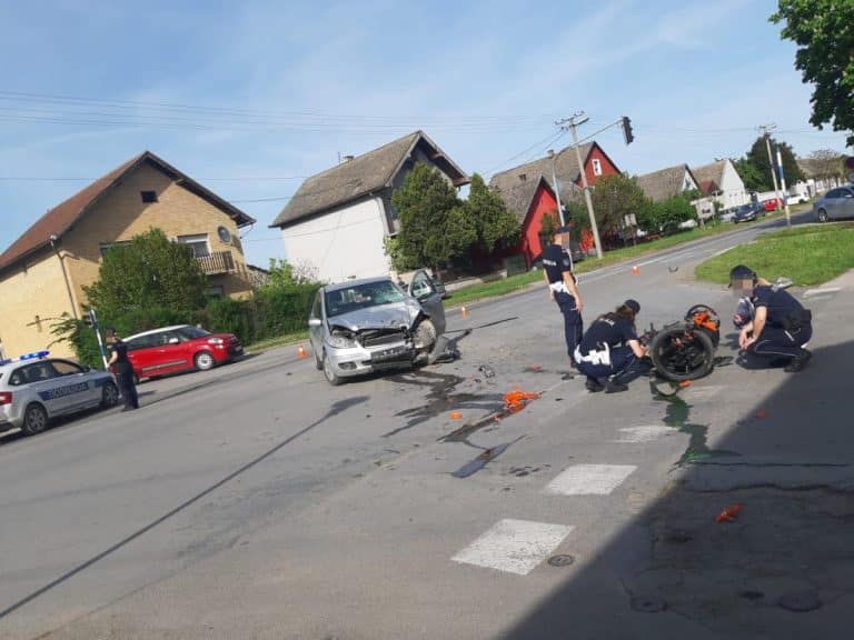 TEŽAK UDES U APATINU, UDAREN MOTOCIKLISTA Saobraćaj bio obustavljen, automobil uništen, muškarac sa teškim povredama prevezen u bolnicu (FOTO)