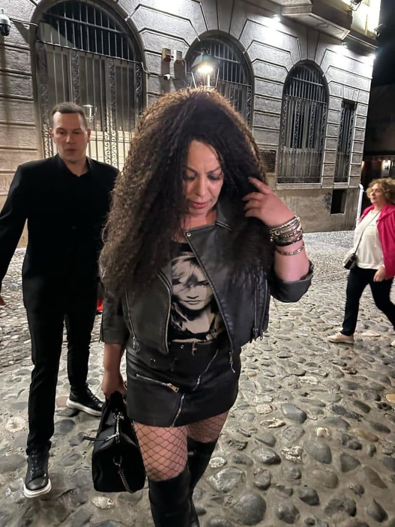 STOJINA ŠOK TRANFORMACIJA! Slikali smo pevačicu u nezgodnoj situaciji: Utegla se u minić i pokazala zversku figuru, ovakvu je niste videli godinama (VIDEO)