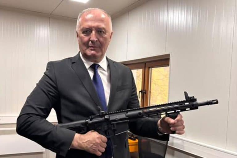 ZUKAN HELEZ PONOVO SA PUŠKOM U RUKAMA! Ministar odbrane BiH snimljen u Goraždu! Hteo bi od Republike Srpske da napravi dva kantona i da joj menja ime (FOTO)