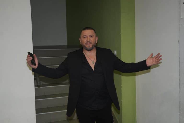 “KAŽU DA SAM BUDALA!” Ćemo otkrio kako ga gledaju u rodnom gradu: Retko je da pevača vole u mestu odakle je…
