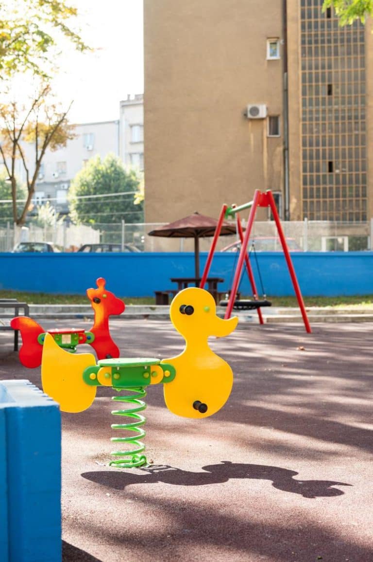 VELIKI KOMADI FASADE PALI SA PLAFONA U DEČIJEM VRTIĆU! Izbegnuta tragedija u Kozarskoj Dubici, niko od mališana nije povređen