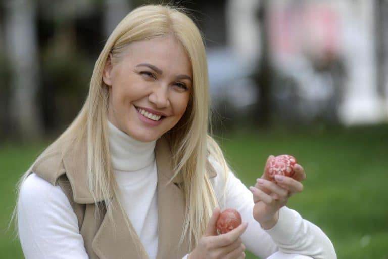 BOJANA RISTIVOJEVIĆ POKAZALA KAKO ZA MINUT OSLIKA NA JAJETU BELOG ANĐELA! Voditeljka se u pauzama snimanja pripremila za praznik