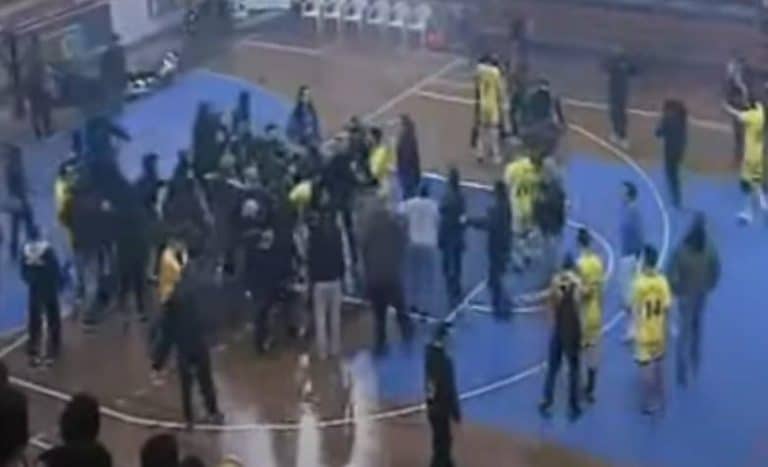 NAVIJAČI UPALI U TEREN I NASRNULI NA IGRAČE PARTIZANA, ONI SPASAVALI ŽIVU GLAVU! Evo zašto su Grobari priredili buran doček Grcima! Sukob traje godinama!