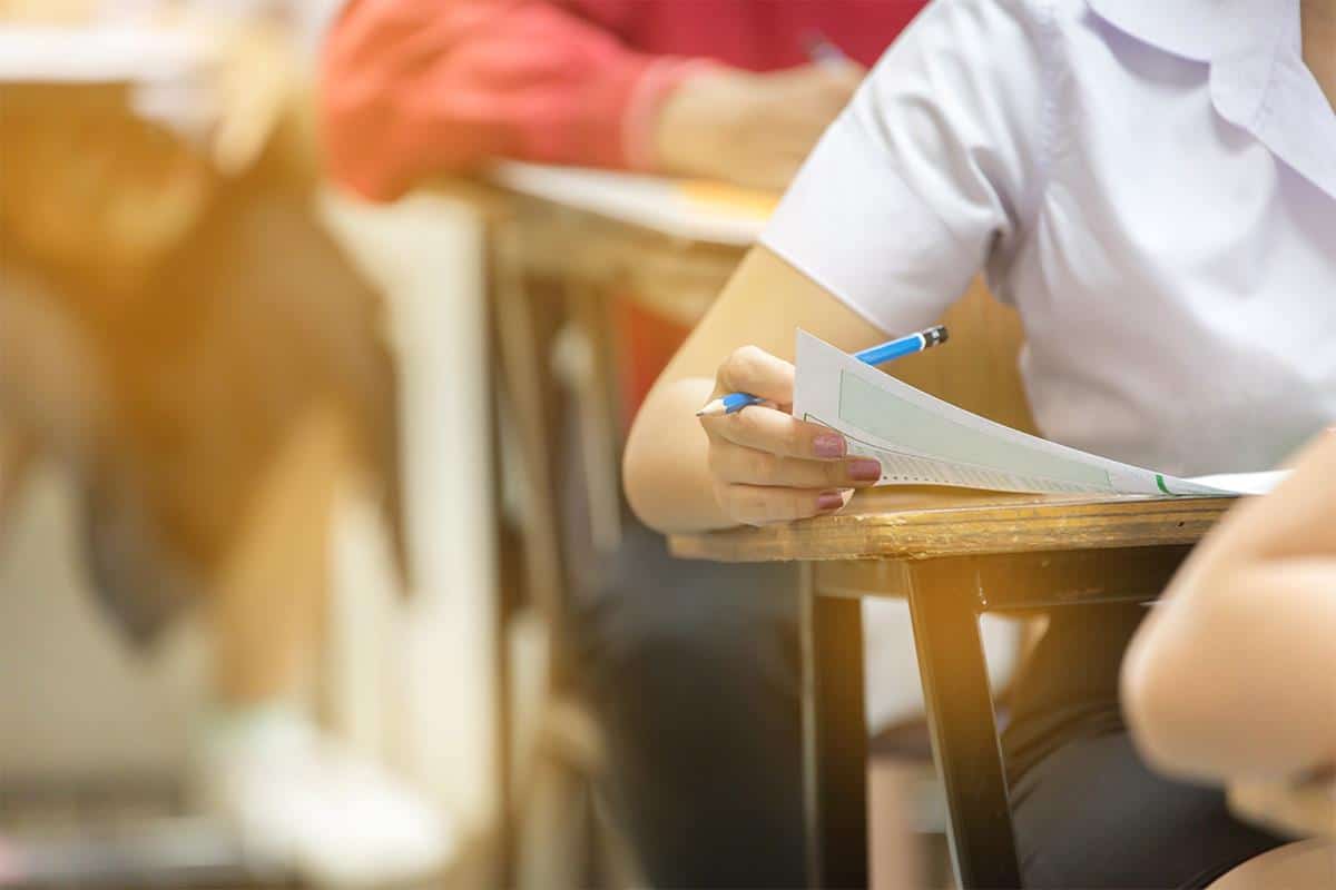 Đaci se vratili u klupe, nastavnici ih rešetaju novim gradivom i kontrolnim zadacima! Pojedini roditelji digli pobunu: “Deca su preopterećena”