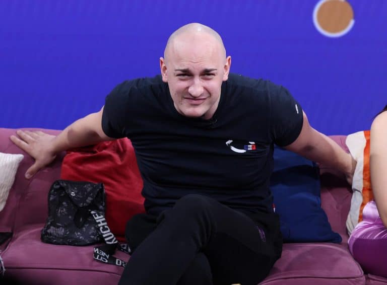 DESINGERICA ISPOLIVAO FANA NA NASTUPU! Reper prevazišao sam sebe: Uzeo je flašu alkohola i izručio mu po faci, evo kako je momak reagovao