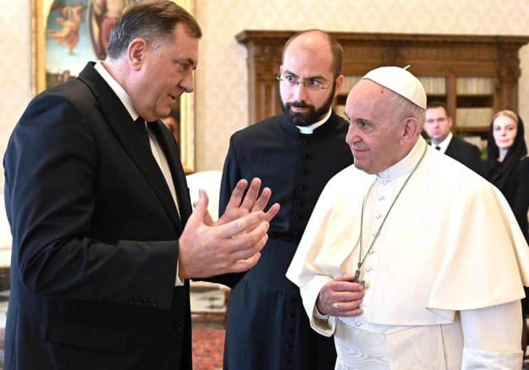 “SVET IZGUBIO VELIKOG MIROTVORCA”: Milorad Dodik se oprostio od pape Franje