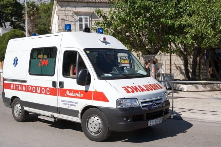 MUŠKARAC SE RAZNEO BOMBOM NAOČIGLED PROLAZNIKA: Sve se desilo u blizini škole