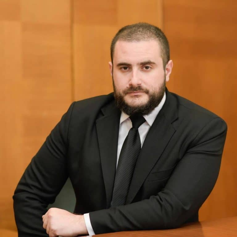 EVO ZA ŠTA SE TERETI VOZAČ: Oglasilo se tužilaštvo nakon što je auto u vlasništvu Zukorlićeve stranke udario dečaka u Novom Pazaru