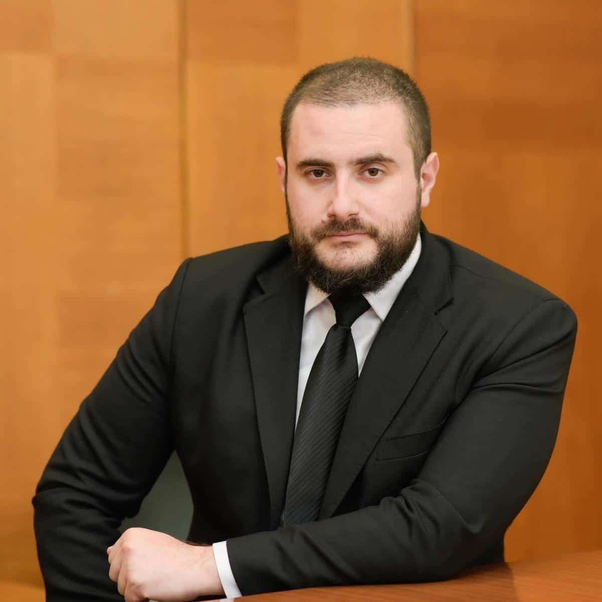 EVO ZA ŠTA SE TERETI VOZAČ: Oglasilo se tužilaštvo nakon što je auto u vlasništvu Zukorlićeve stranke udario dečaka u Novom Pazaru
