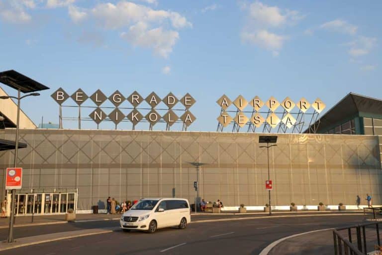 VELIKA ZAPLENA NA BEOGRADSKOM AERODROMU, PUTNICI MISLILI PROĆI ĆE LAKO ZA PRAZNIKE! U prtljagu skrivali pravo blago, evo šta su carinici sve oduzeli (FOTO)