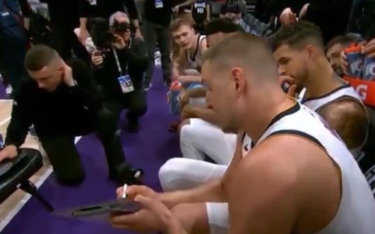 NIKOLA JOKIĆ POLUDEO, UZEO TABLU U RUKE I PREUZEO ULOGU TRENERA! Urlao je na saigrače tokom tajm-auta Nagetsa, snimak je “zapalio” planetu! (VIDEO)