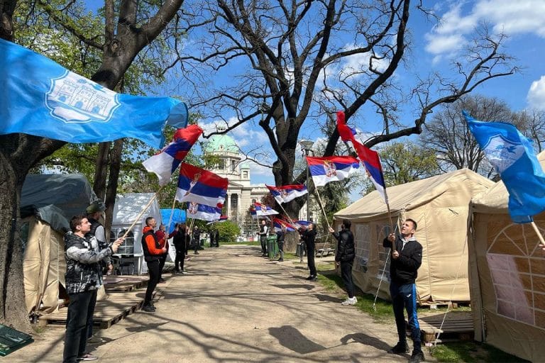 RATNI KOMANDANT KOŠARA DOŠAO DA PODRŽI STUDENTE KOJI HOĆE DA UČE: Dimčevskog u Pionirskom parku dočekao gromoglasan aplauz i povici “Kosovo! Srbija!”