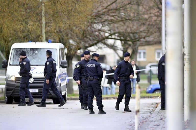 JEDNA OSOBA POGINULA U STRAVIČNOJ NESREĆI: Sudarili se auto i teretno vozilo