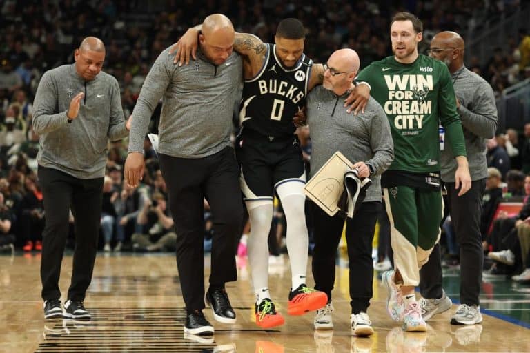 BIZARNA POVREDA ZVEZDE NBA LIGE! Dodao loptu saigraču, pa se SRUŠIO na parket! U bolovima je iznet sa terena! (VIDEO)