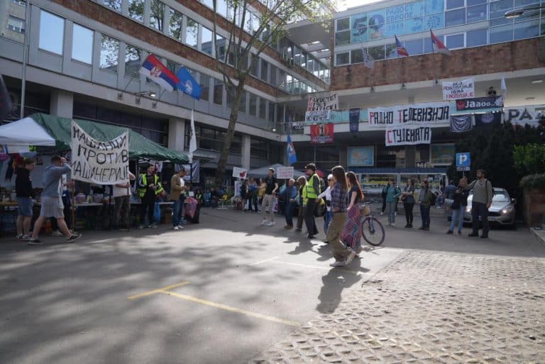STUDENTI BLOKADERI NISU DOPUSTILI SMENU OBEZBEĐENJA U OBJEKTIMA RTS! Nastavljaju sa haosom, nisu svesni ogromne OPASNOSTI zbog svog bahaćenja