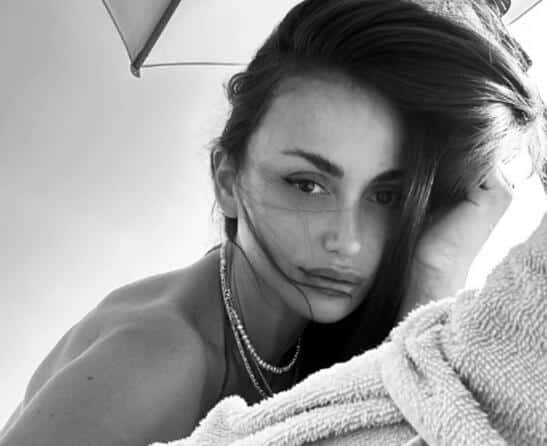 OGLASILA SE HITNO UZNEMIRENA EMINA JAHOVIĆ! Pevačica u strahu, pokazala kakvo je pravo stanje u Turskoj… Tužna i moli se (FOTO)