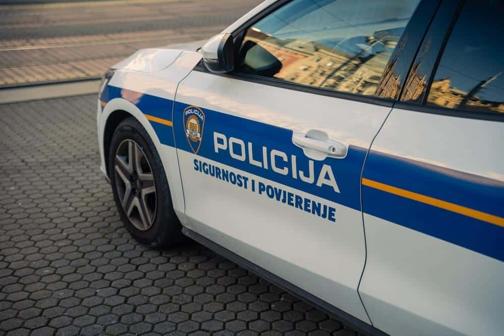 STRAVIČNO! POLICAJAC 15 GODINA ZLOSTAVLJAO SUPRUGU: Silovao je, terao na prostituciju i odnose sa rođacima i kumovima!