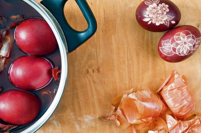 Ne treba vam veštačka boja da ofarbate jaja: Tri stara trika koristile su i naše bake, a garantuju uspeh