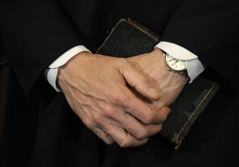 SVEŠTENIK OSUMNJIČEN DA JE PLAĆAO MALOLETNICIMA ZA ODNOSE: Lopovi ga razotkrili, skandal trese Hrvatsku!