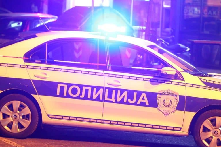 ŽENA ZABORAVILA DA POVUČE RUČNU, MERCEDES ZAVRŠIO U RECI: Drama kod Novog Pazara, vozilo izvlače sajlama (VIDEO)