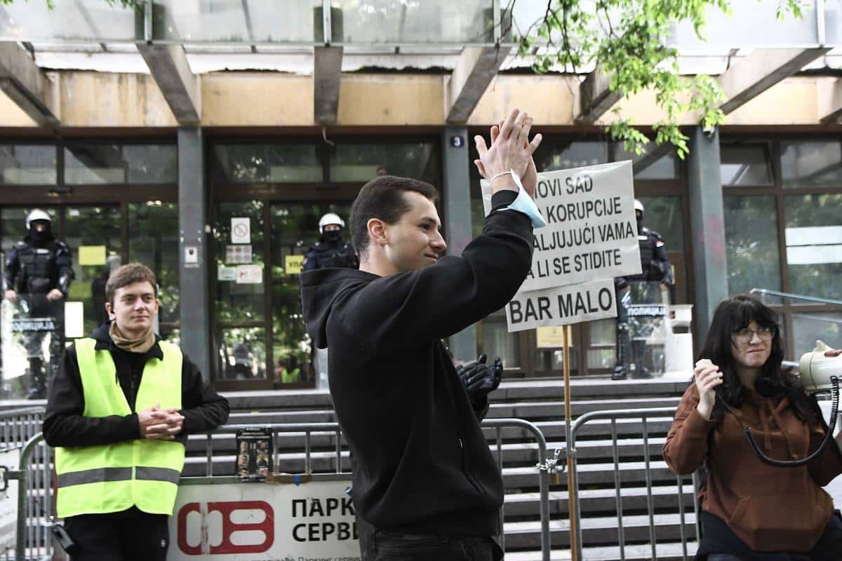 BLOKADERI NASTAVILI TERORISANJE ZAPOSLENIH U SUDU I TUŽILAŠTVU NS! Traže puštanje aktivista koji su spremali upad u institucije, a prethodno se ogradili od njih