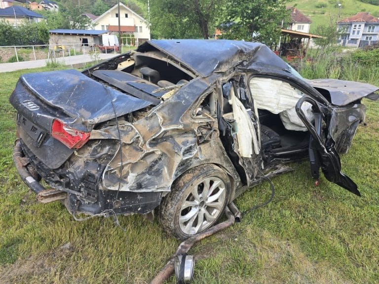 ROĐENA BRAĆA TEŠKO POVREĐENA U STRAŠNOJ NESREĆI U PAZARU, MLAĐEM SE BORE ZA ŽIVOT! Automobil potpuno uništen, uznemirujući prizor na mestu sudara (FOTO)