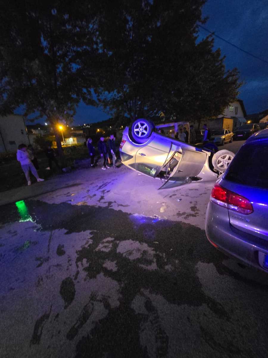 POVREĐENE DVE DEVOJKE: Težak udes u Novom Pazaru, automobil završio na krovu – prve slike s mesta nesreće (FOTO)