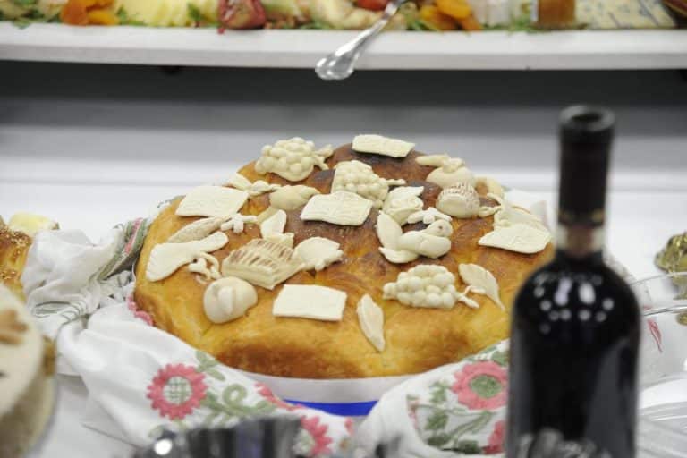 NAJLEPŠA SLIKA IZ POŽEGE! Trojke raznežile srca širom Srbije, mali domaćin sa dve sestrice ovako slavi krsnu slavu Đurđevdan! (FOTO)