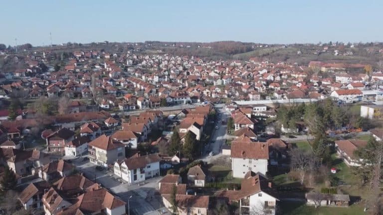 “LJIG NIKAD NEĆE ZABORAVITI SVOJE JUNAKE!” Predsednik opštine Starčević položio venac povodom pogibije sugrađanina Dejana Mitrovića (FOTO)
