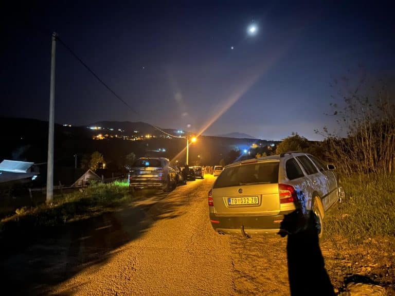 PRVE SLIKE SA MESTA NEZAPAMĆENE TRAGEDIJE U TOPOLI! Muk i neverica u Ljuboselu, meštani imaju samo reči hvale: “Spremali su proslavu punoletstva…”