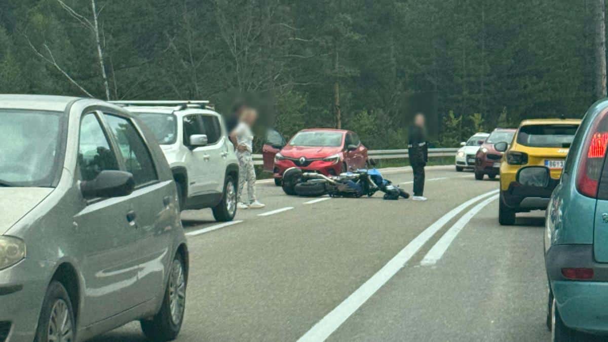 JEZIVA SCENA NA PUTA KA NOVOJ VAROŠ: Motociklista uleteo između dva automobila, devojka povređena (foto)