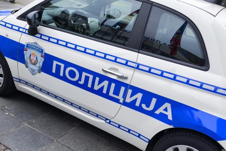 HAOS NA VOŽDOVCU: Prvo napali komšije, pa policiju! Dvoje završilo u Urgentnom!