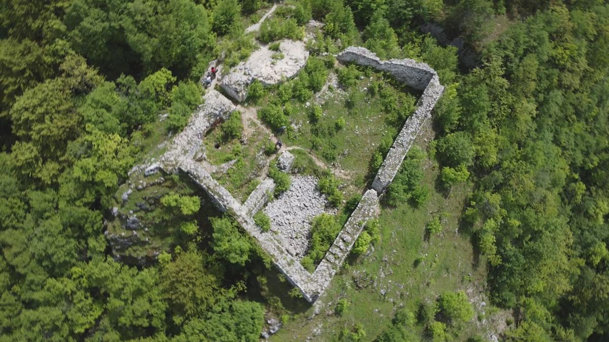 MISTERIOZNO UTVRĐENJE NA TARI PRATI KRVAVA LEGENDA: Niko ne zna kad je Solotnik tačno izgrađen, pohodili ga lovci na blago! (FOTO)