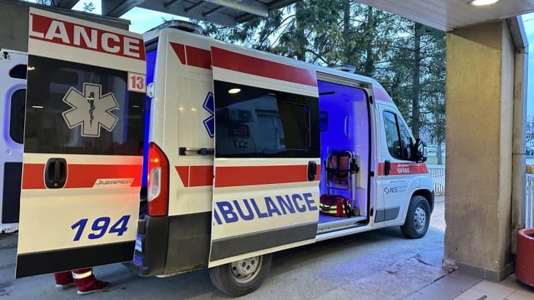 MLADIĆI IZGUBILI KONTROLU I PREVRNULI AUTOMOBIL NA KROV Teška nesreća kod Čačka, očevici opisali scene užasa: “Sve se desilo u sekundi…”