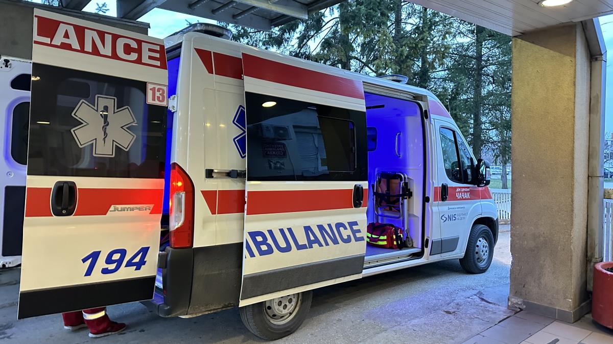 MLADIĆI IZGUBILI KONTROLU I PREVRNULI AUTOMOBIL NA KROV Teška nesreća kod Čačka, očevici opisali scene užasa: “Sve se desilo u sekundi…”