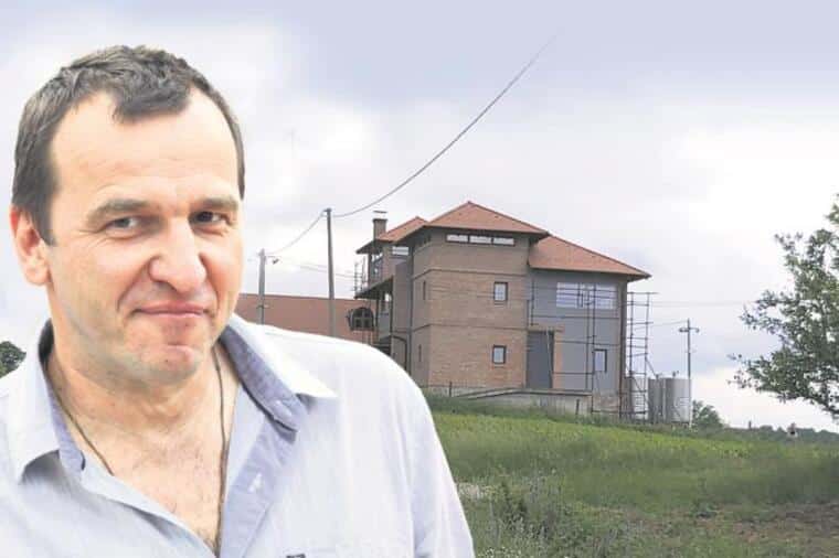 Ovo je imanje Nenada Jezdića u selu Zabrdica, gde godinama živi: Supruga mu je jednu stvar strogo zabranila, a evo šta se glumac zarekao u crkvi (FOTO)