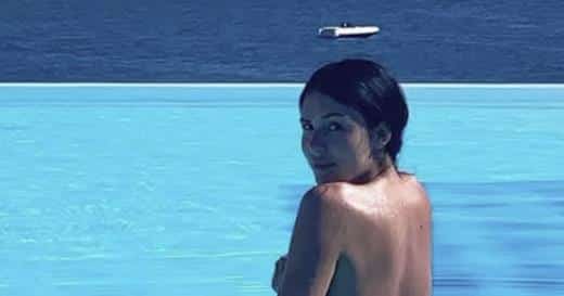PROVOKATIVNA FOTOGRAFIJA ANASTASIJE RAŽNATOVIĆ KRUŽI INTERNETOM! Pevačica pokazala savršeno telo, a oko nje pravi raj na zemlji! (FOTO)